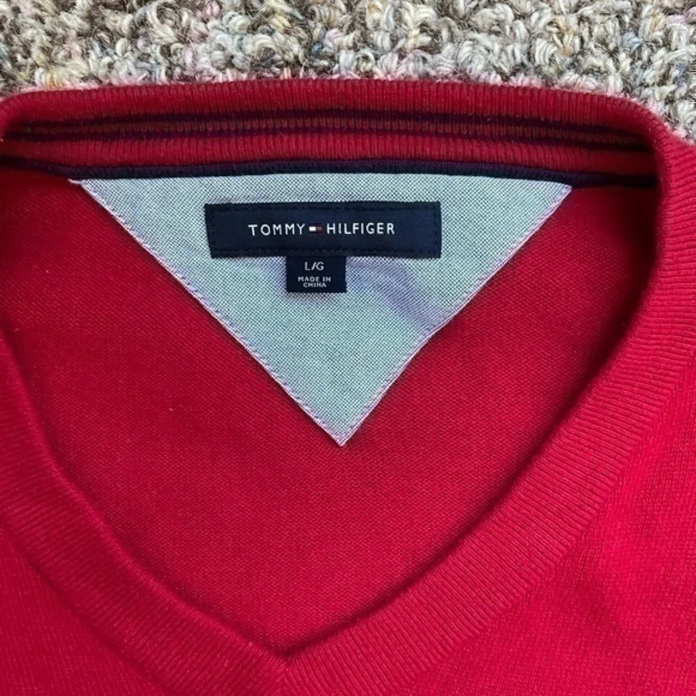 Tommy Hilfiger Pullover V-neck Sweater Long Sleeve Classic Fit Solid